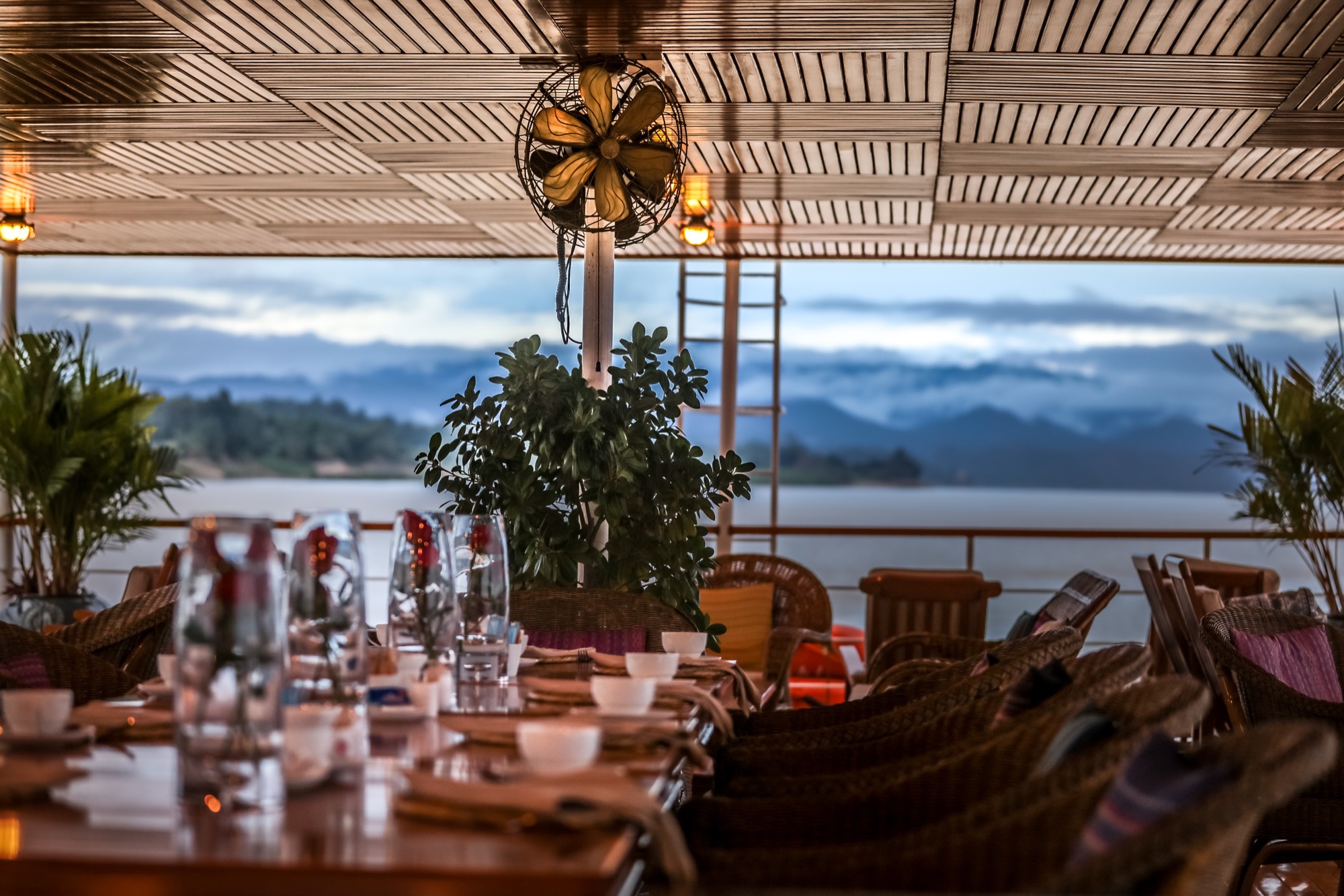 Pandaw RV Zawgyi Restaurant 2.jpg